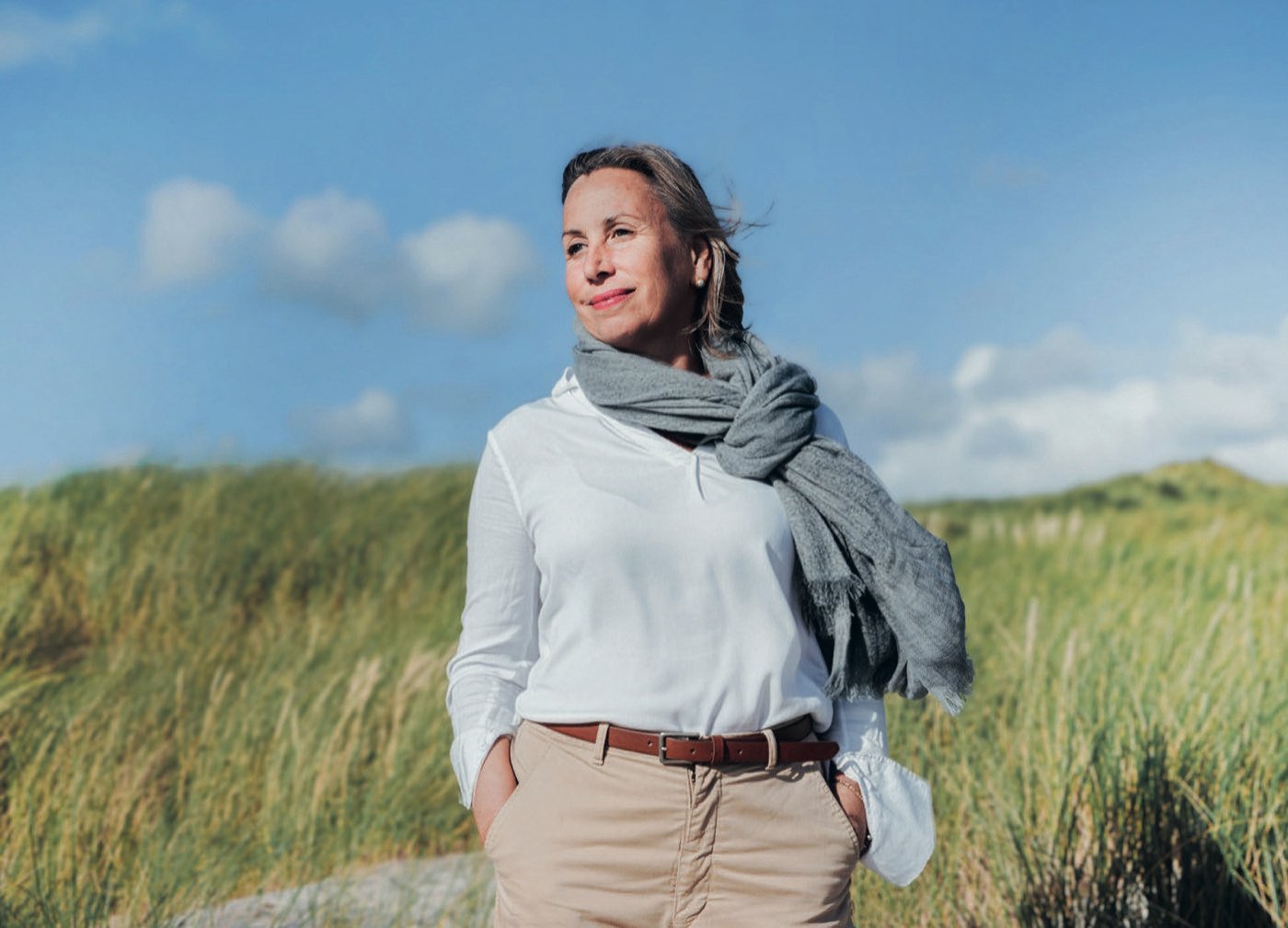 Katrin Liedtke in den Dünen an der Küste